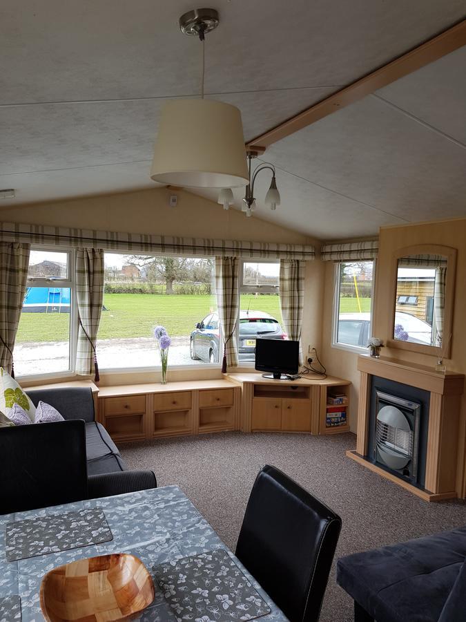 Pitch & Canvas - Self Catering At Broad Oak Farm Tattenhall Exterior photo